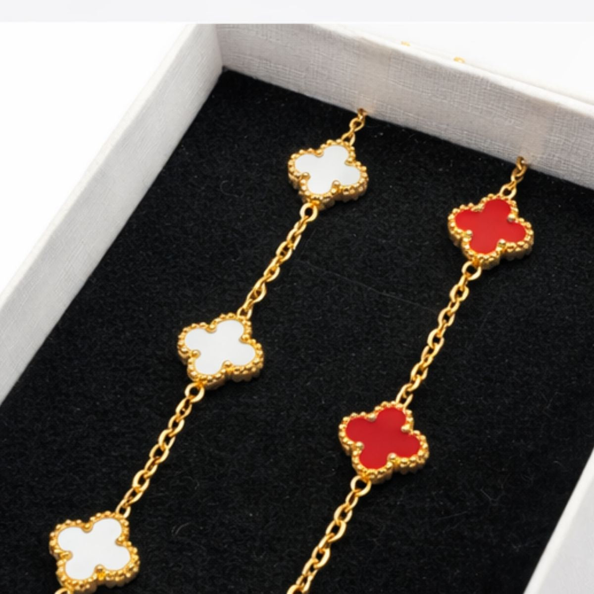 Set 2 Brățări Damă , Trifoi MINI Alb și Roșu, Lanț Auriu Reglabil, Model Elegant Mărțișor 1 Martie, Cadou pentru Ea