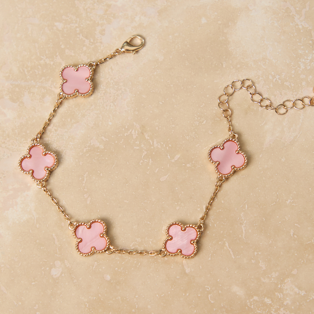 Brățară Damă Gold cu 5 Simboluri Clover Roz – Lănțișor Fin Elegant, Model Luxury