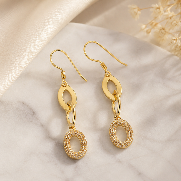 Cercei Statement Aurii cu Zirconiu – Eleganță Minimalistă și Strălucire Premium