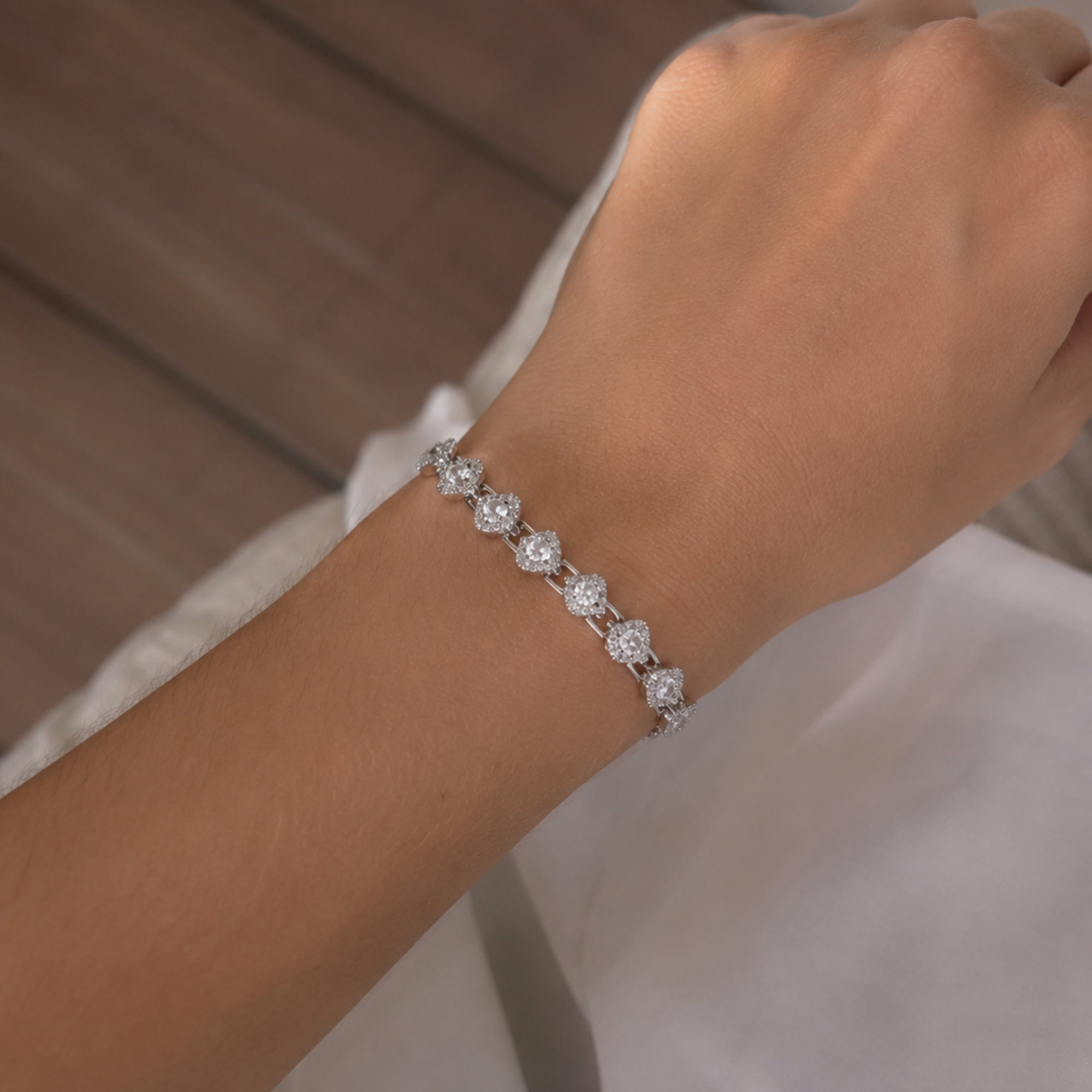 Brățară Tennis Angelic Heart argintie – cu cristale strălucitoare în formă de inimă, design elegant