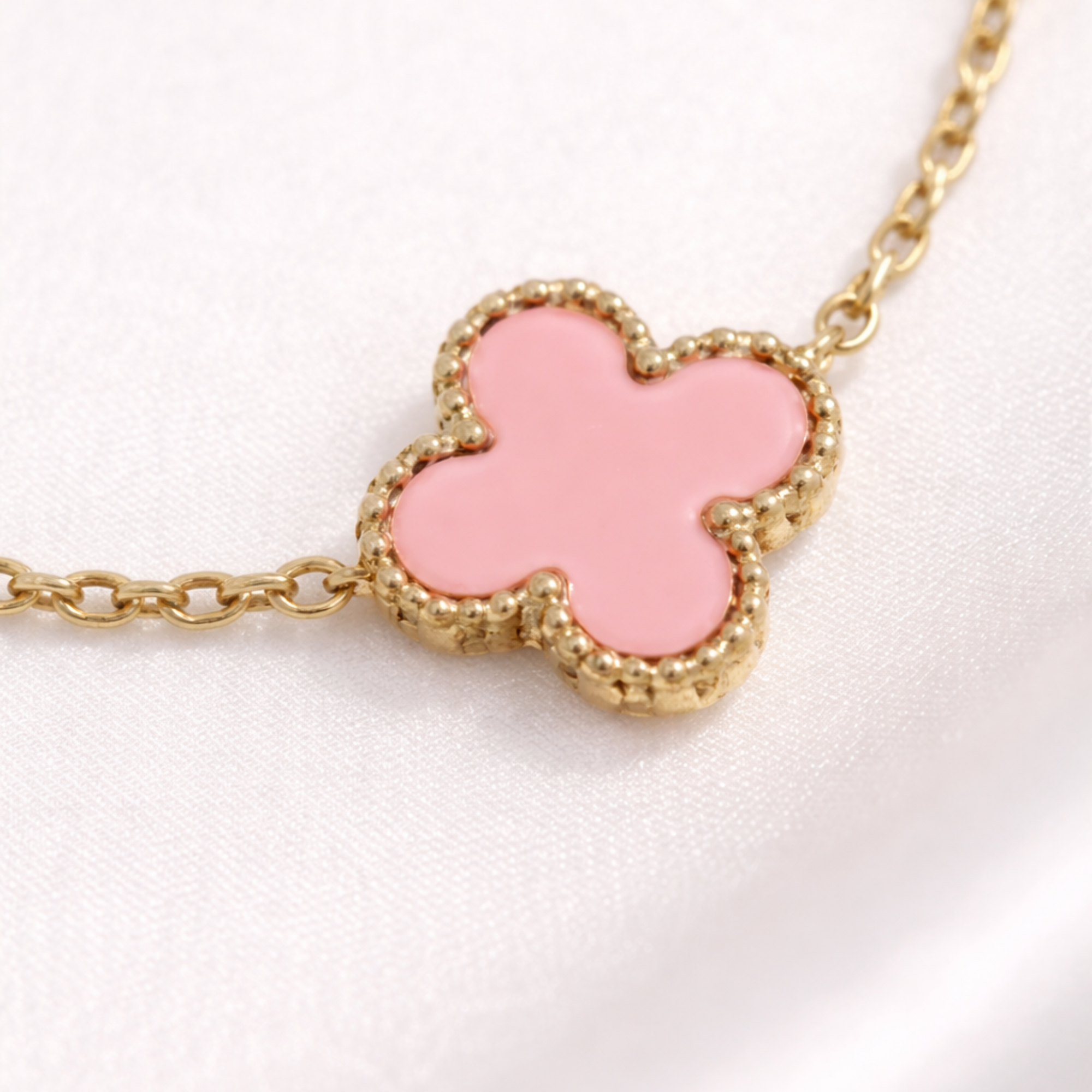 Brățară Damă Gold cu 5 Simboluri Clover Roz – Lănțișor Fin Elegant, Model Luxury
