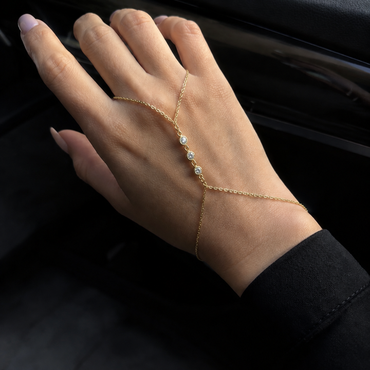 Brățară de Mână Gold Hand Chain cu 3 Pietre Zirconiu – Oțel Inoxidabil Rezistent la Apă