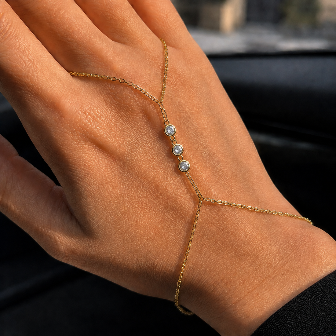 Brățară de Mână Gold Hand Chain cu 3 Pietre Zirconiu – Oțel Inoxidabil Rezistent la Apă