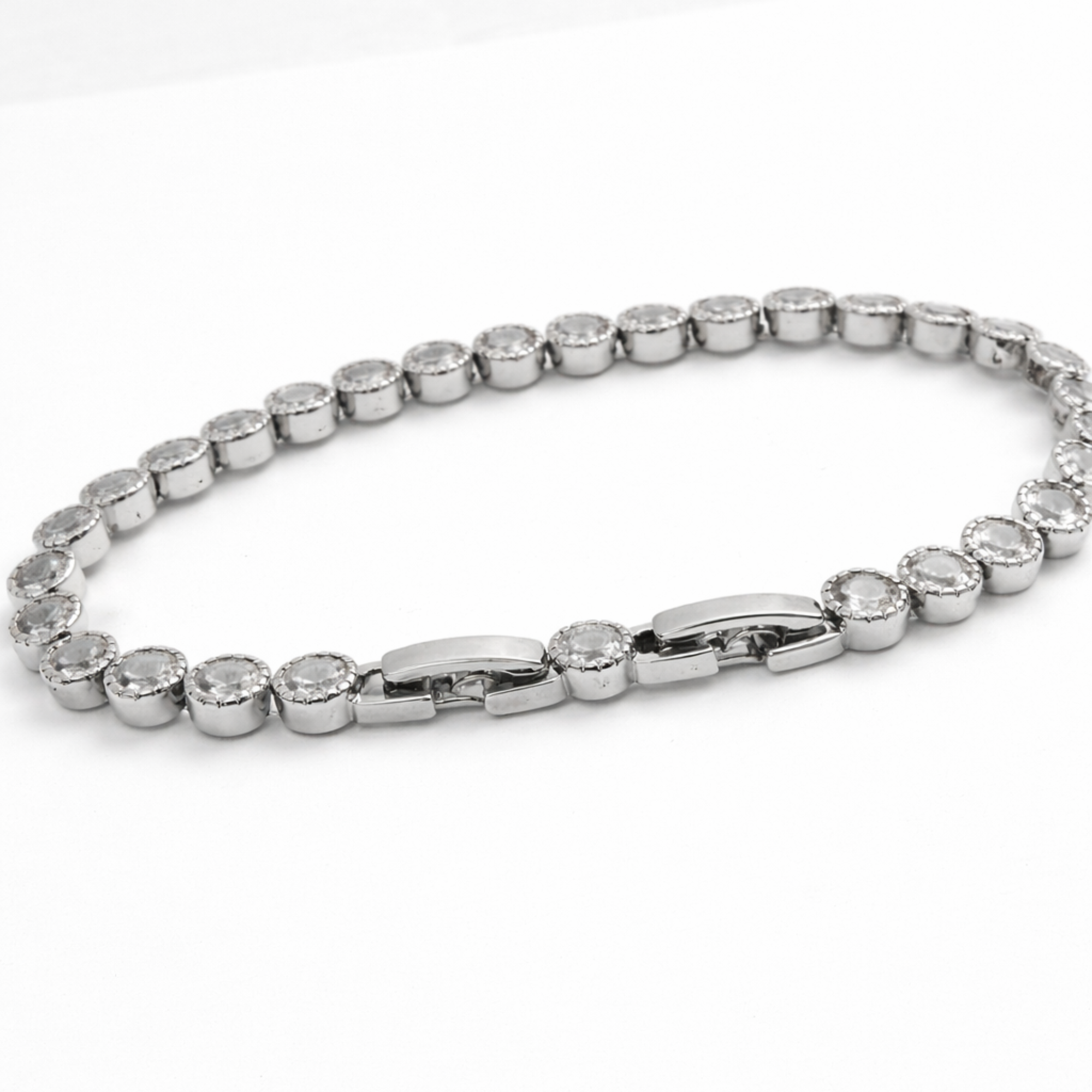 Brățară Tennis Elegantă Argintie cu Pietre Strălucitoare 2mm