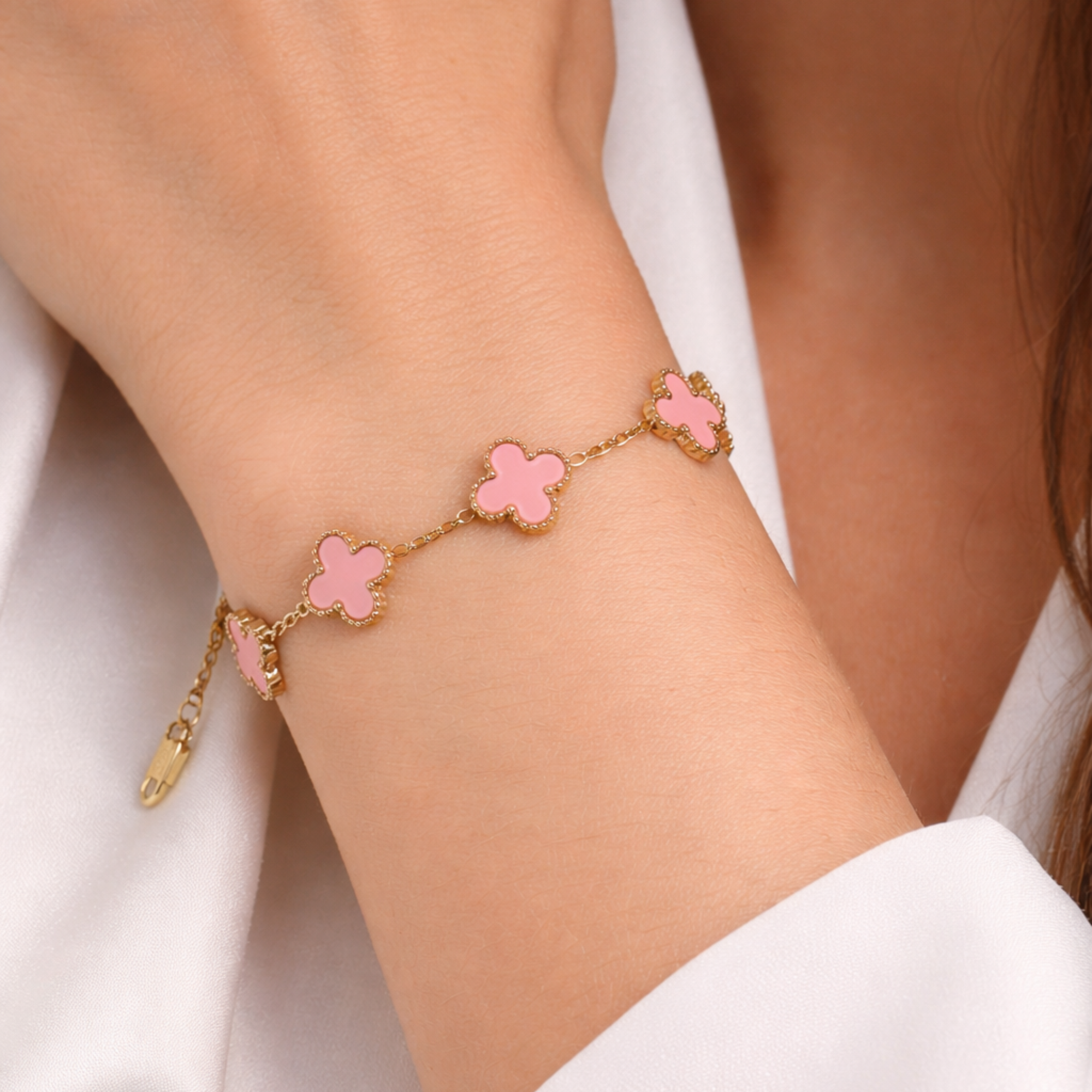 Brățară Damă Gold cu 5 Simboluri Clover Roz – Lănțișor Fin Elegant, Model Luxury