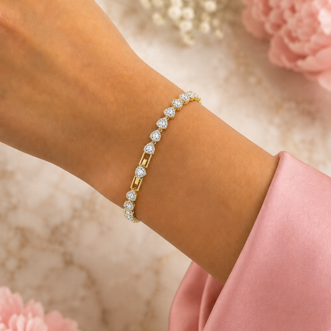 Brățară Tennis Angelic Heart aurie – cu cristale strălucitoare în formă de inimă, design elegant