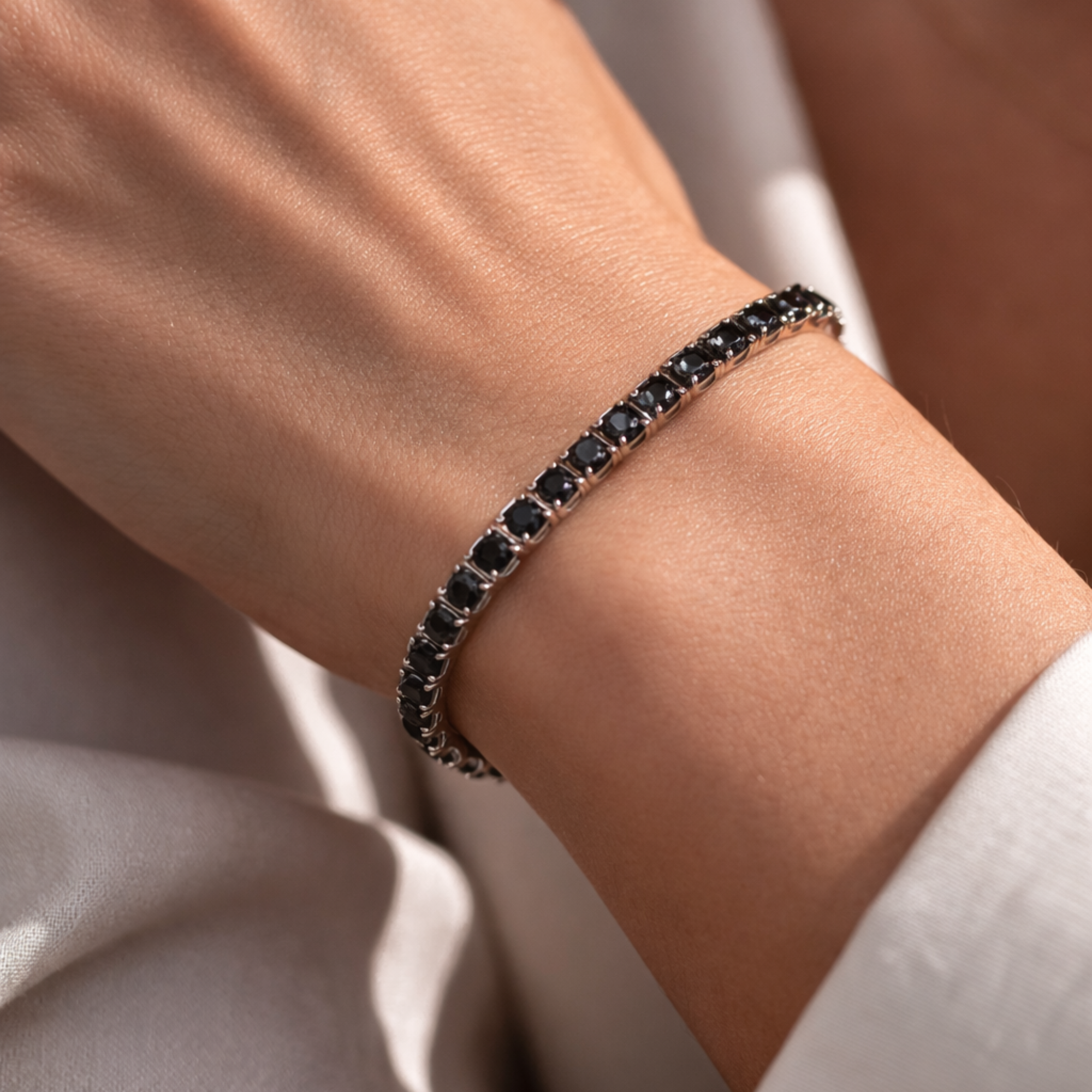 Brățară Tennis Elegantă Argintie cu Pietre Negre Strălucitoare