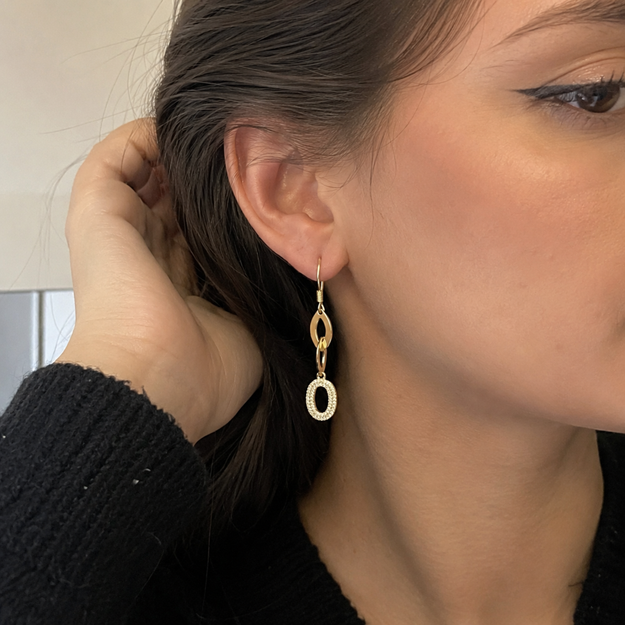 Cercei Statement Aurii cu Zirconiu – Eleganță Minimalistă și Strălucire Premium