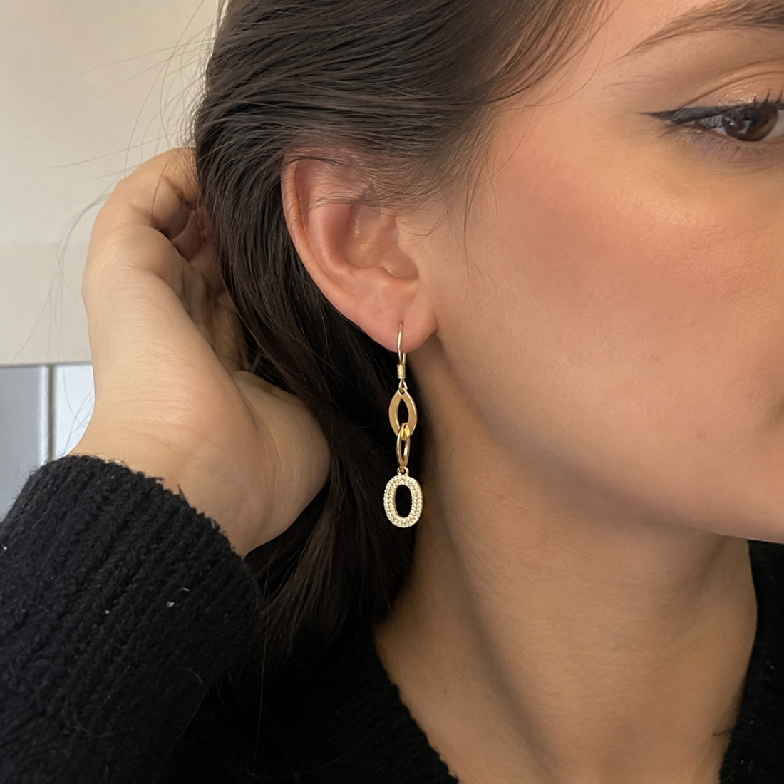 Cercei Statement Aurii cu Zirconiu – Eleganță Minimalistă și Strălucire Premium