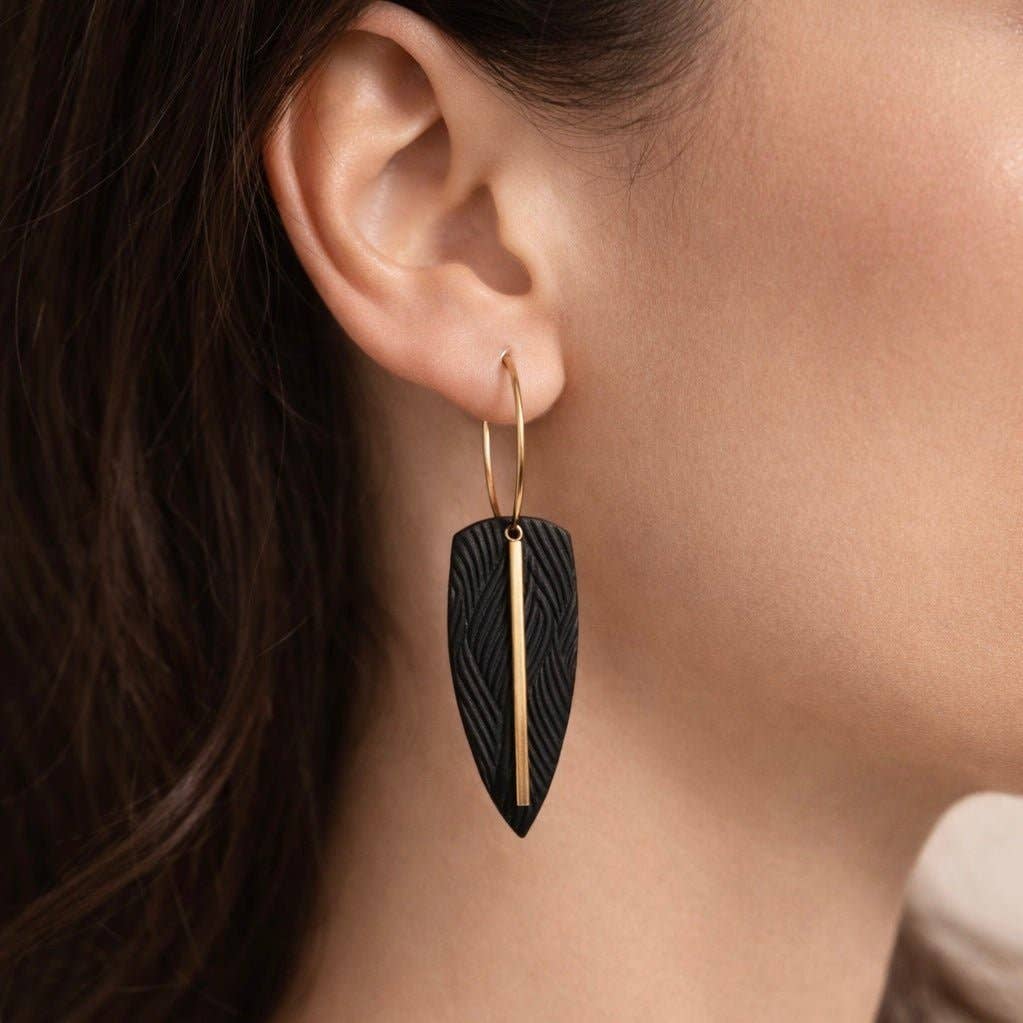 Cercei AXIS Black – Handmade din Argilă Polimerică și Oțel Inoxidabil Auriu | Zallmorra Artisan Collection