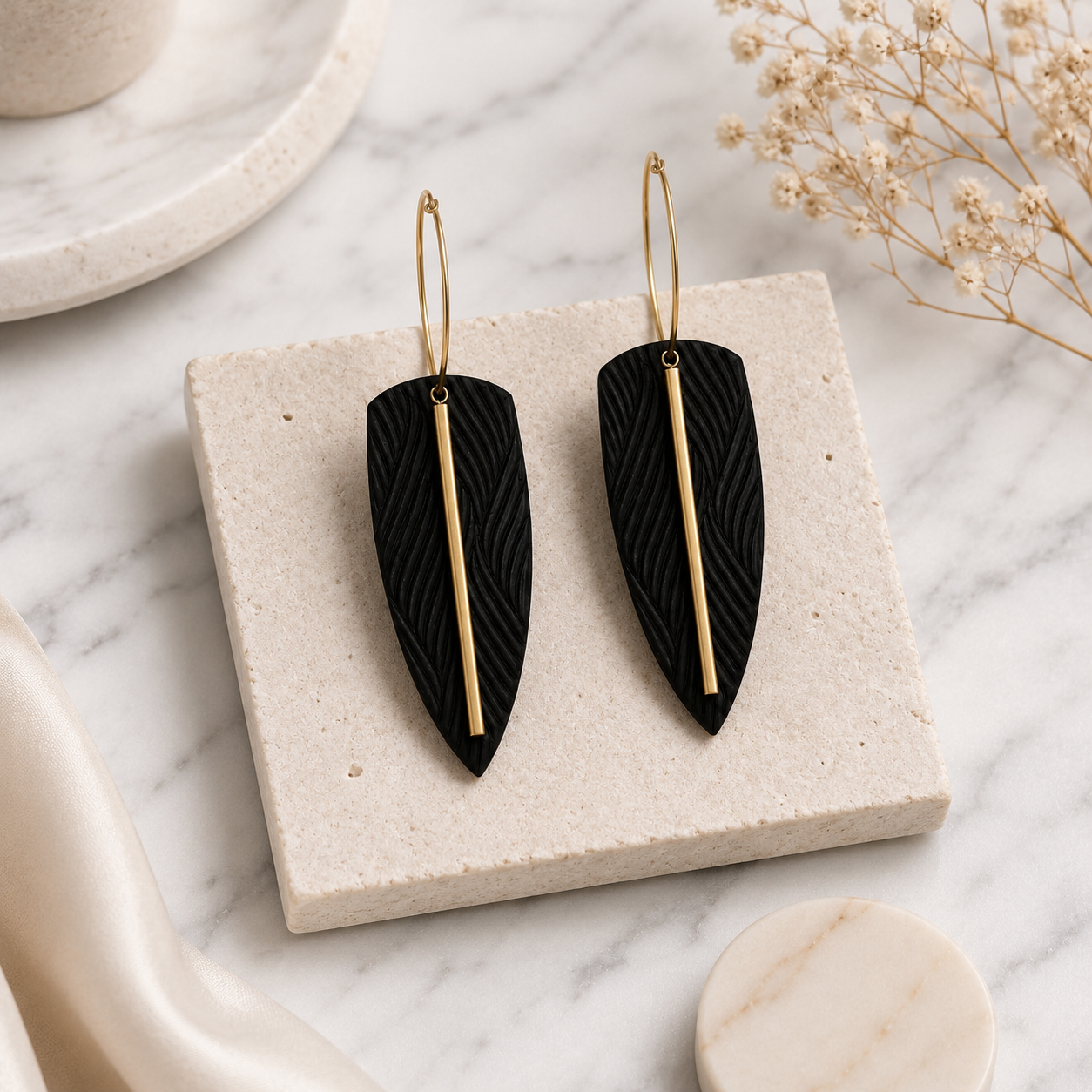 Cercei AXIS Black – Handmade din Argilă Polimerică și Oțel Inoxidabil Auriu | Zallmorra Artisan Collection